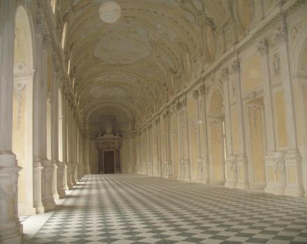 La reggia di Venaria Reale è una delle più importanti residenze sabaude in Piemonte, fonte di ispirazione per la creazione della reggia di Versailes.
Raggiungibile con servizio navetta o autobus numero 11 dalla stazione di Porta Nuova