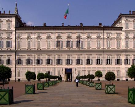 Palacio Real de Turín está situado en el corazón de la ciudad en el centro de Piazza Castello, que se ramifican fuera de las calles principales del centro histórico: Via Po, Via Roma, Via Garibaldi y Via Pietro Micca.