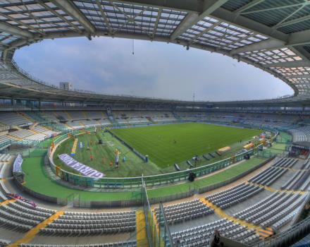 Das Olympiastadion in Turin ist leicht mit öffentlichen Verkehrsmitteln zu erreichen. Auf Wunsch passt Juventus Ticket-Buchung, Reservierung von Eintrittskarten oder Tickets für Konzerte, Turin